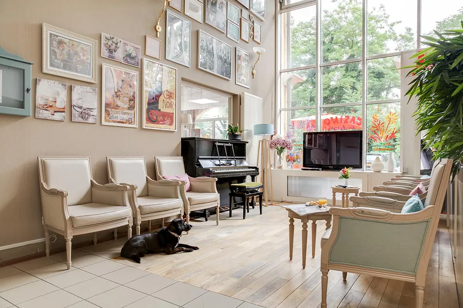 salon de détente lumineux avec piano et chaises, ehpad les jardins des accacias