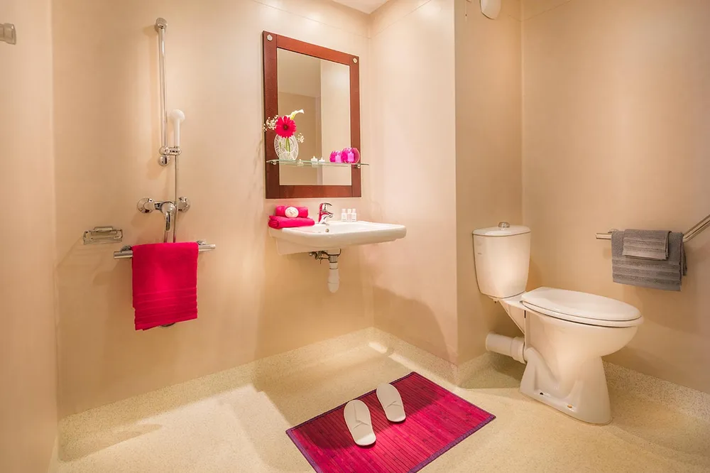 Salle de bain thème et mood zen, rouge et beige avec orchidée, lumineuse et grande