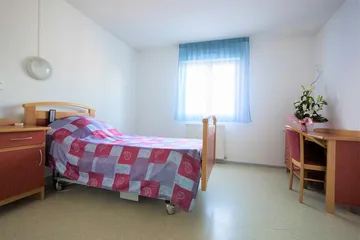 Chambre avec lit simple et bureau, ehpad maison ensoleillé à abeilhan