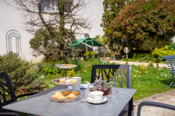 tablme jardin résidence Les Jardins d'Epinay avec patisserie française thé et soleil