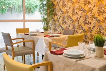 Salle de restaurant avec tables nappées résidence alzheimer à Marseille, Résidence Les Epis d'Or