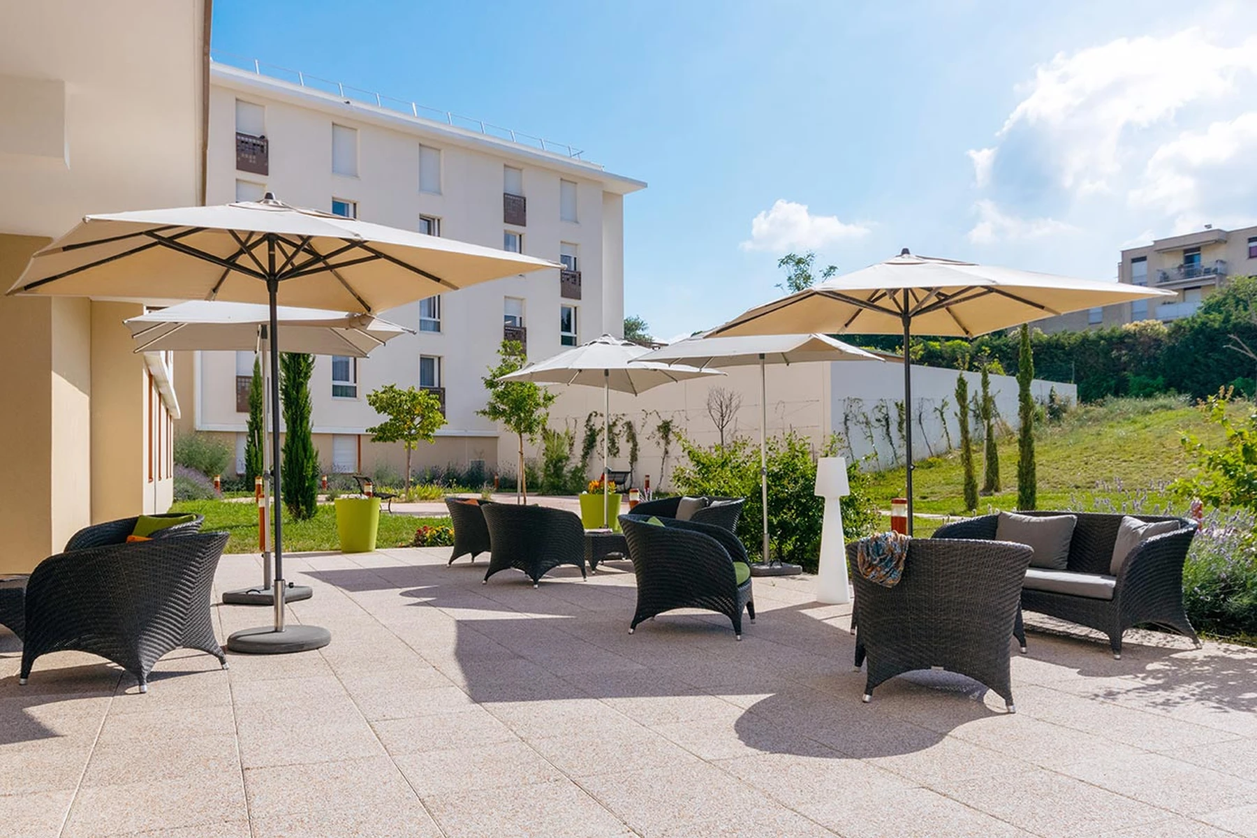 Terrasse jardin avec parasol et salon d'extérieur en ehpad à Marseille, Résidence Val de Regny