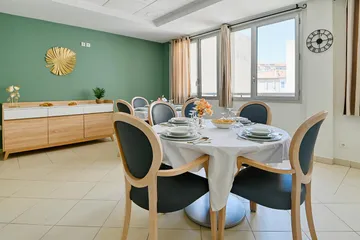 Salle à manger privée bleu et lumineuse en maison de retraite à Marseille, Résidence Rivoli
