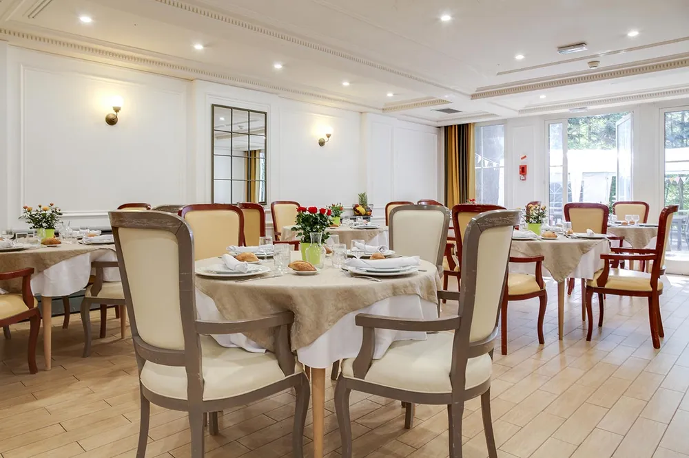 Salle à manger lumineuse vintage dans une villa à Avray, DomusVi maison retraite Villa des sources