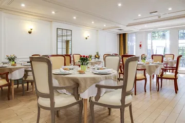 Salle à manger lumineuse vintage dans une villa à Avray, DomusVi maison retraite Villa des sources