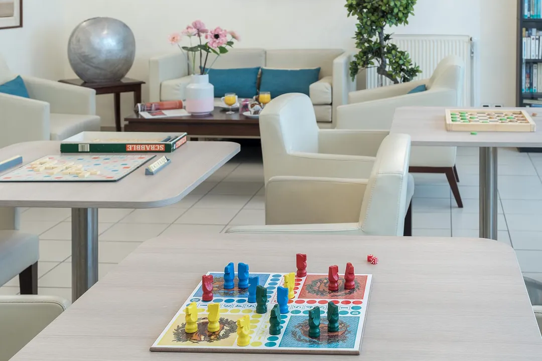 Salon d'activité avec jeu du Ludo, maison de retraite Esterel à colombes