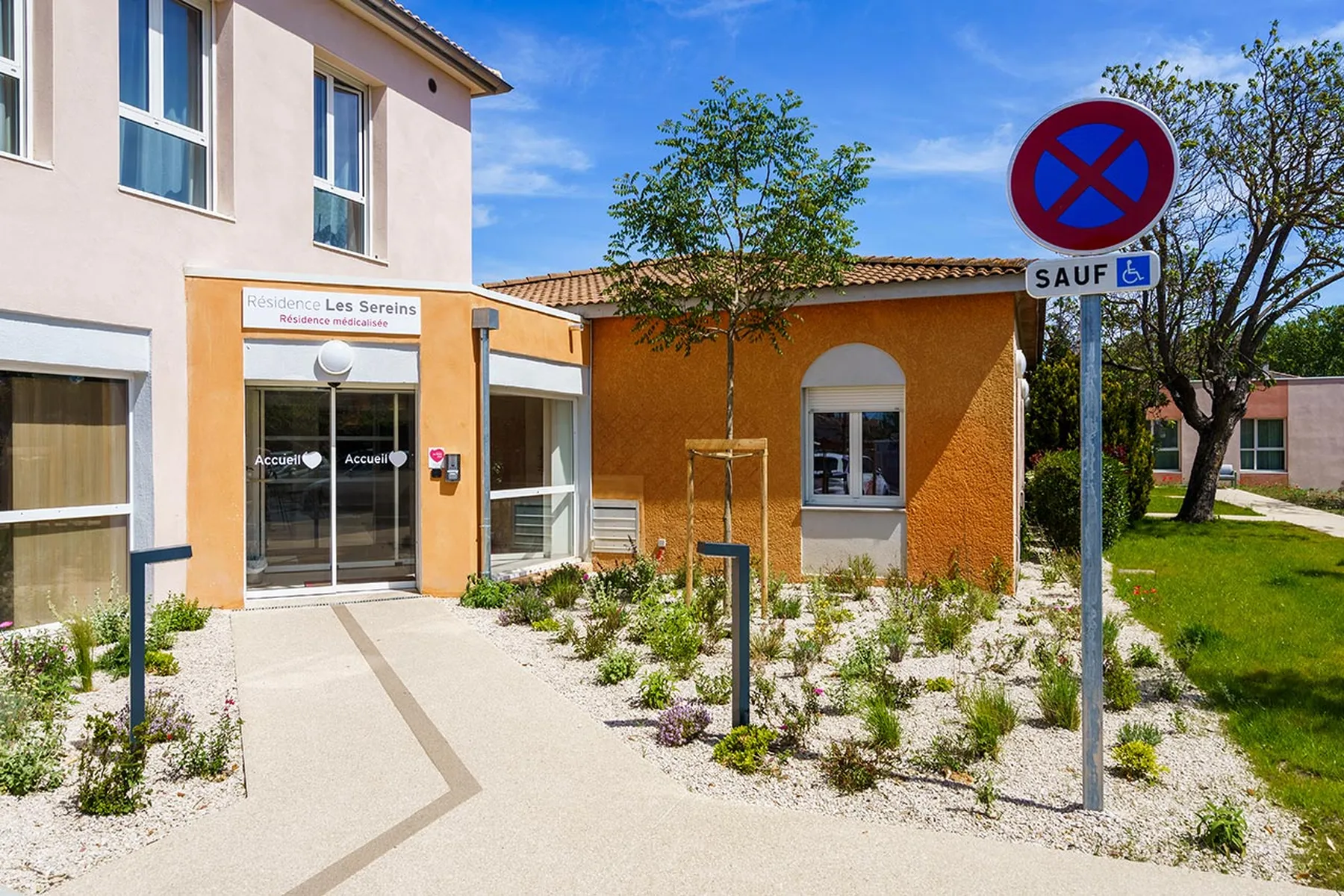 Facade orange résidence Les Sereins à Cheval-Blanc chaussement beige