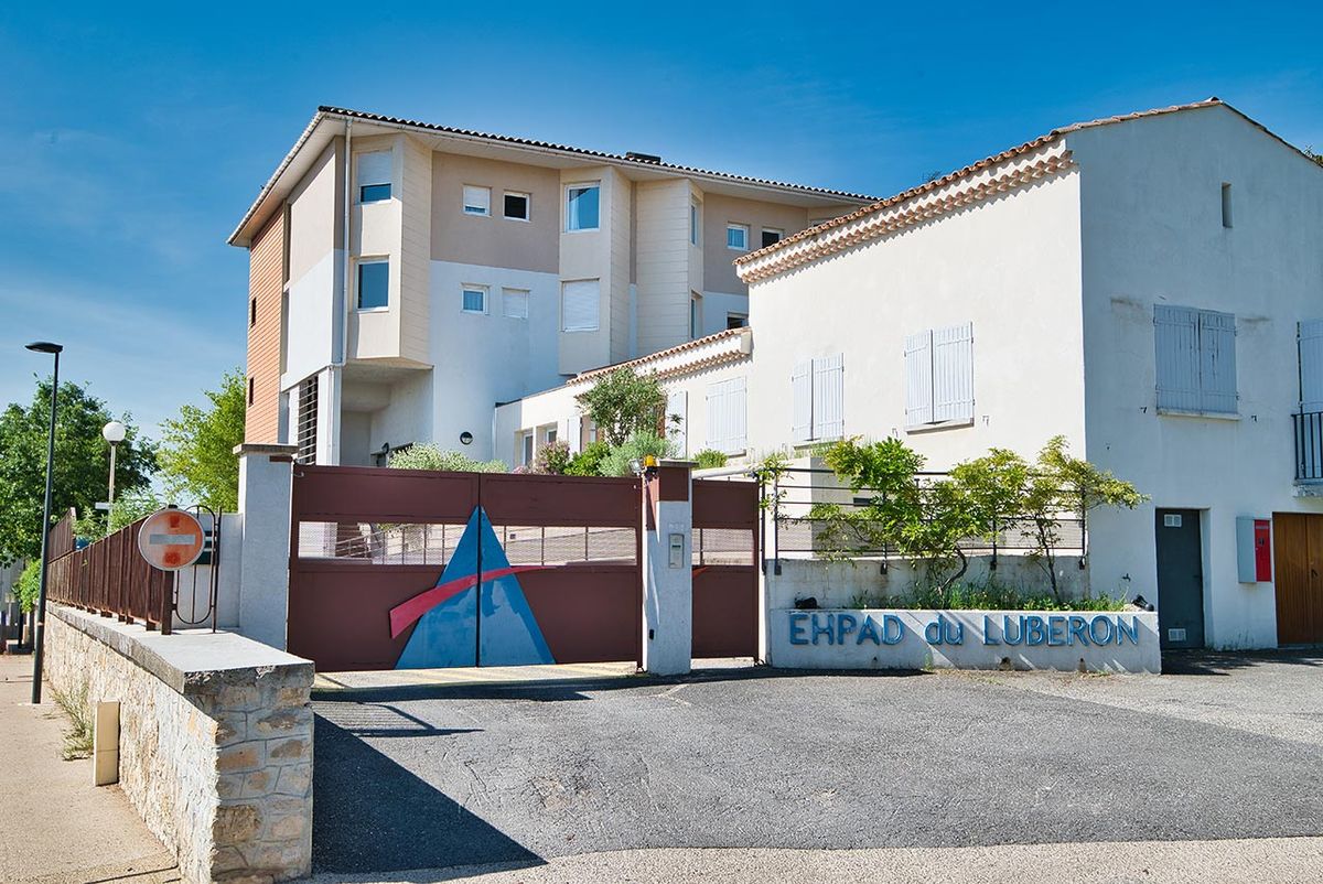Maison de retraite Lubéron à Sainte-Tulle facade avec portail et logo