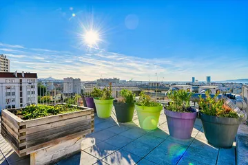 Terrasse oit en maison de retraite et pots de fleurs et plantes vue sur Marseille, Résidence Horizon Bleu