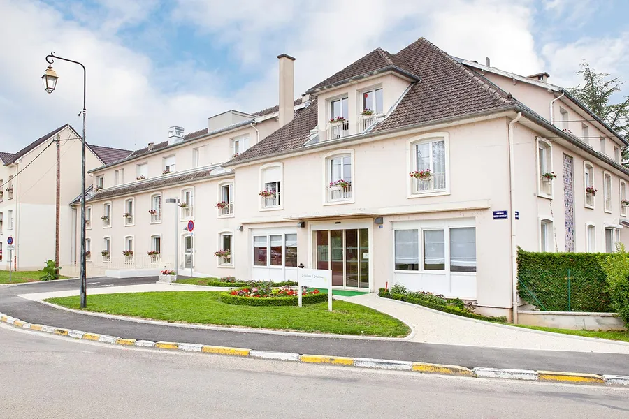Vue extérieur sur maison retraite Automne à Champs-sur-Yonne, belle facade blanc rosé avec beaucoup de fenêtres et décorées
