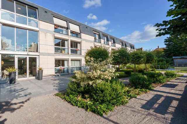 Facade résidence retraite seniors avec buisson dans le l'Oise à Compiegne