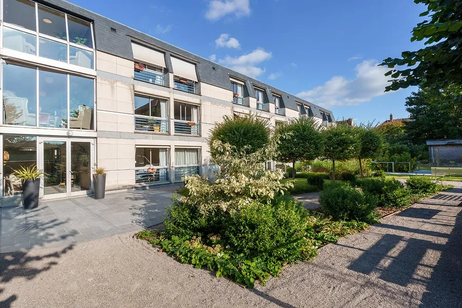 Facade résidence retraite seniors avec buisson dans le l'Oise à Compiegne
