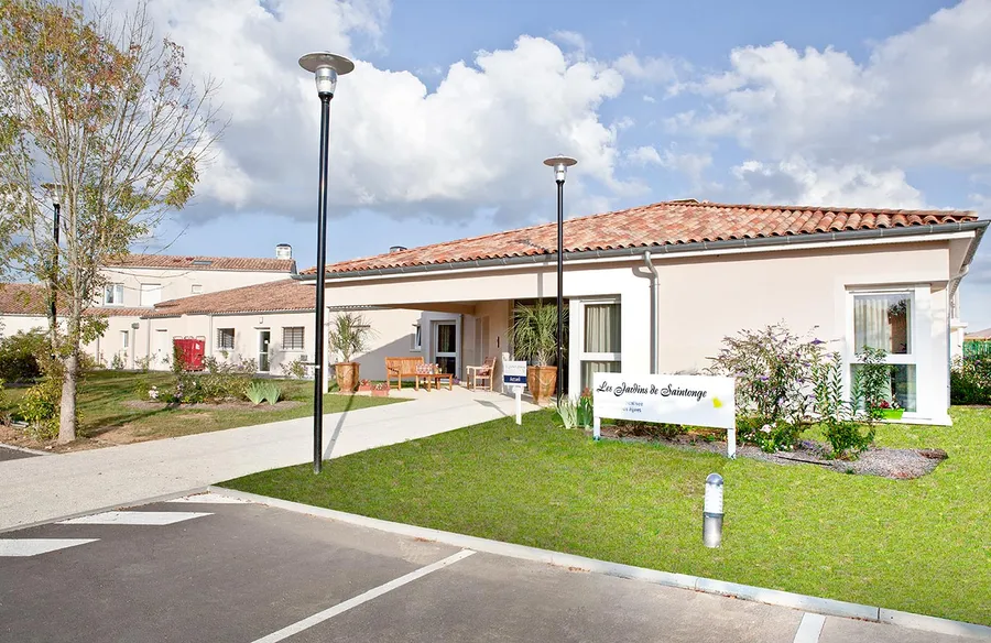 Les Jardins de Saintonge ehpad domusvi, facade maison villa avec gazon devant