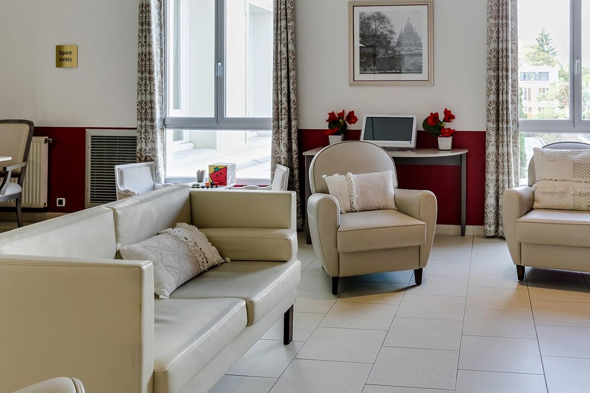 Espace détente avec canapés et fauteuils blanc, maison de retraite à Bois Colombes