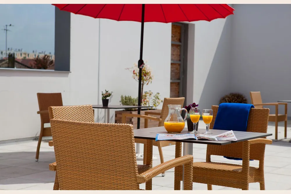 terasse fauteuil en liège parasol rouge air libre nature soleil vue dégagée