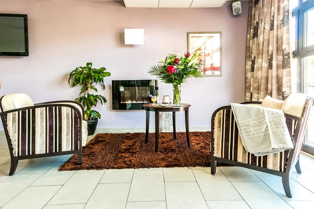 Salon privée en résidence médicalisée alzheimer lumineux avec plantes à Marseille, Résidence Les Jonquilles