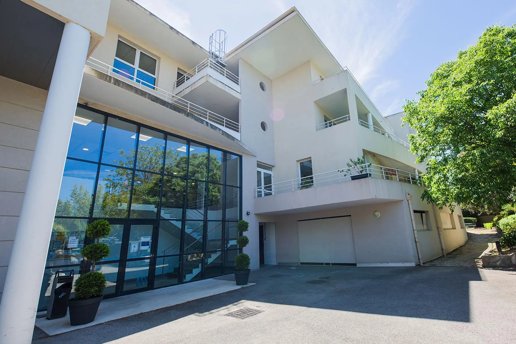 Facade villa ehpad blanc moderne à Marseille, Résidence Mazargues
