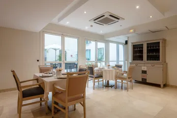 Salle de restaurant avec climatiseur, fenêtre et tables dressé, ehpad à Clichy
