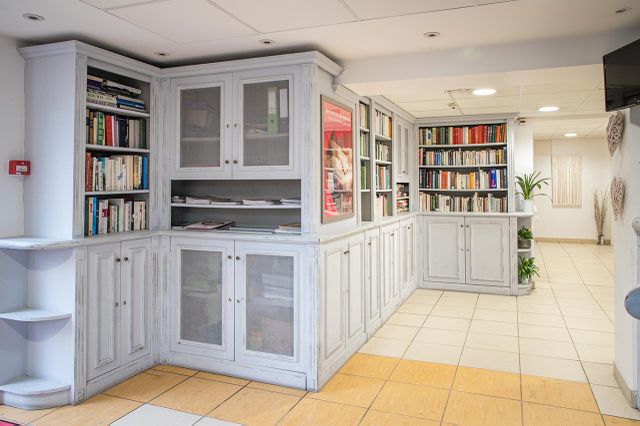 Librairie maison de retraite Médicis à Sartrouville domusvi placard et étagère gris blanc