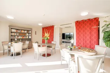 Salle commune de jeux avec bibliothèque et fleurs ehpad à Precy l'Oise,  Résidence Des Lys