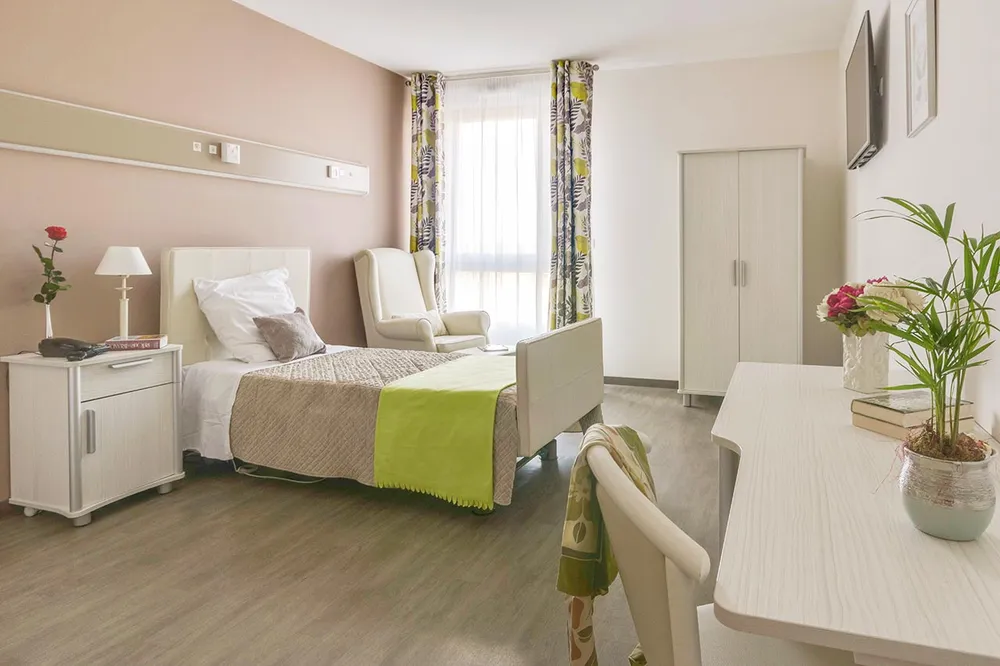 Chambre beige et verte simple et agréable, doux en maison de retraite à Marseille, Résidence Val de Regny