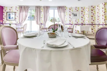 Tables avec assiettes et couverts,  nappe blanche et chaises confortables Résidence la Palmeraie à Nice