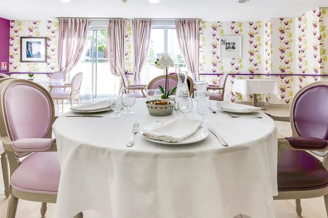 Tables avec assiettes et couverts,  nappe blanche et chaises confortables Résidence la Palmeraie à Nice