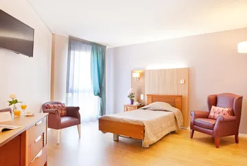 chambre maison retraite Les Jardins de Saintonge sobre moderne avec décoration en bois