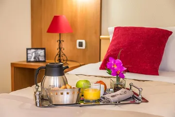 plateau petit déjeuner room service chambre Résidence Les Issambres à Paris