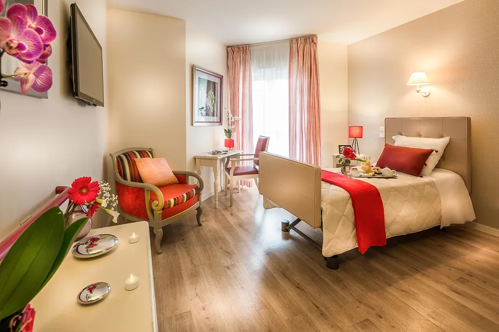 Chambre cozy Les Jasmins de Cabrol à Pegomas beige et rouge, cocooning et lumineuse