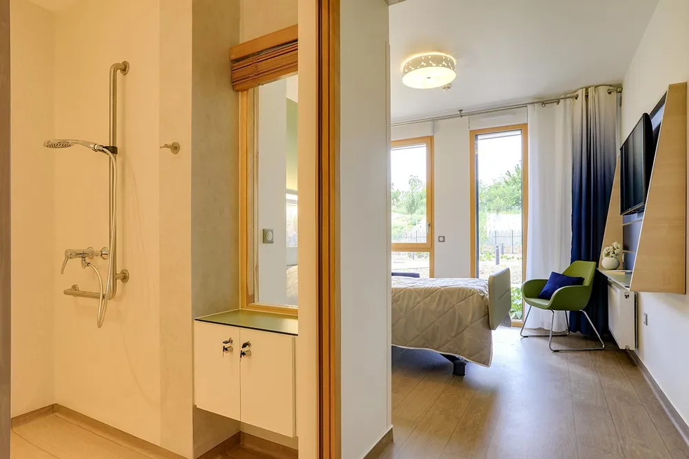 Maison retraite Jardins l'Aunette Chamant suite chambre vue cours intérieur paysage nature douche italienne