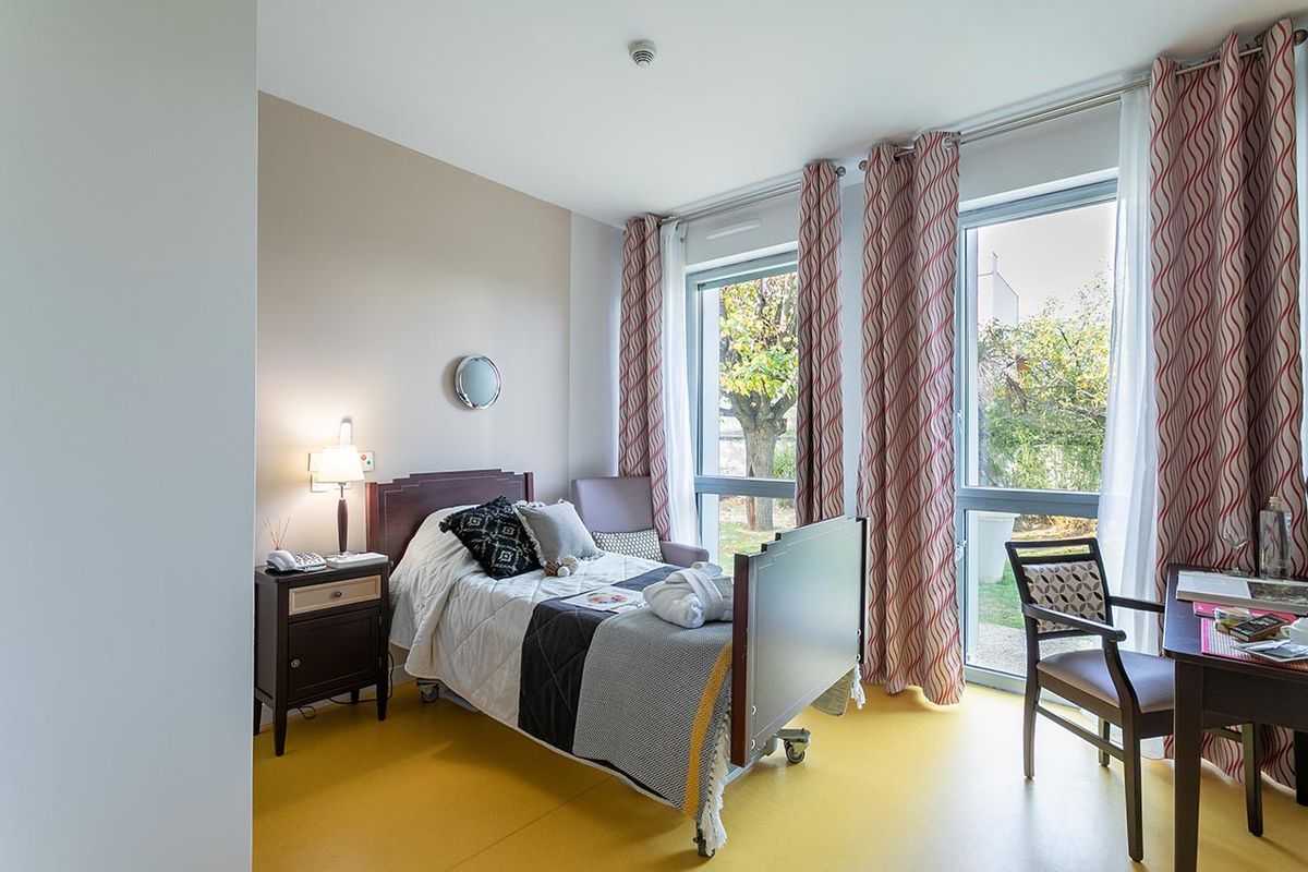 Chambre lumineuse avec lit simple et double fenêtre, ehpad medicis