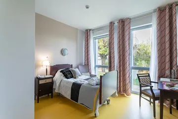 Chambre lumineuse avec lit simple et double fenêtre, ehpad medicis