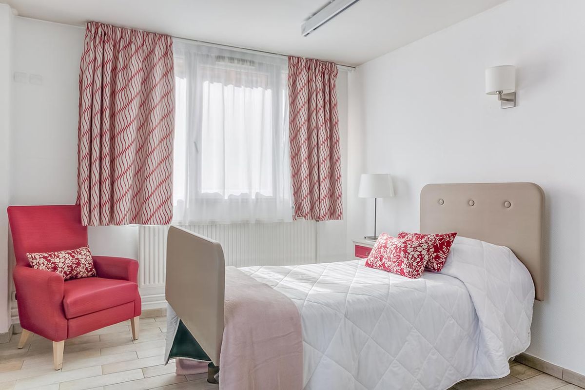 chambre lumineuse avec lit, fenêtre et rideaux, ehpad asnières