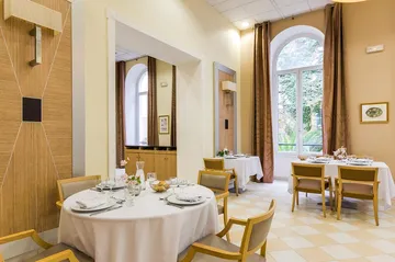 Salle de restaurant beige et jaune bois luxe, Résidence du Palais médicalisée à Marseille