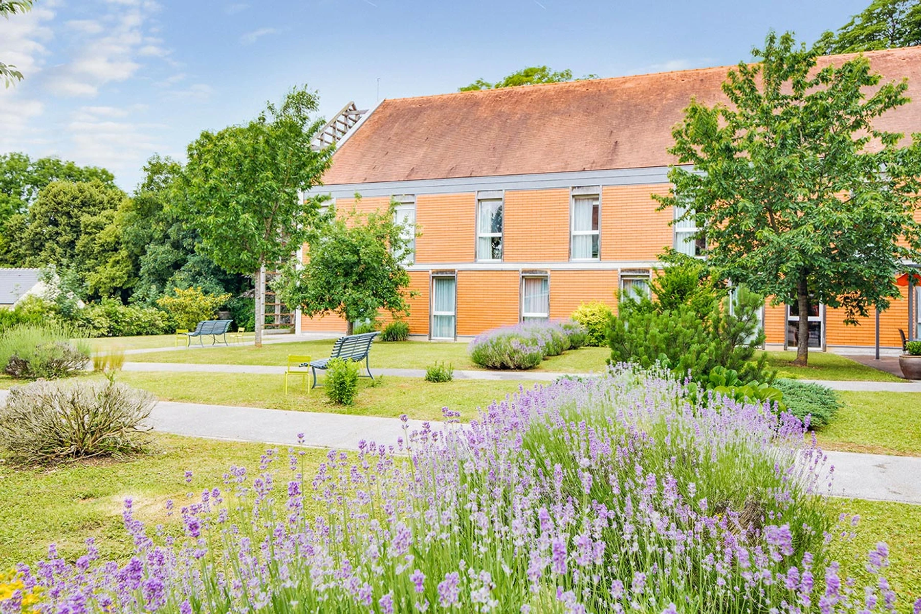Maison de retraite en campagne avec champs de lilas à Esches, Résidence Les Jardins Médicis