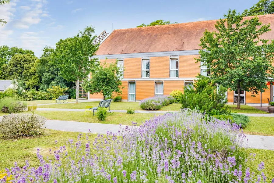Maison de retraite en campagne avec champs de lilas à Esches, Résidence Les Jardins Médicis