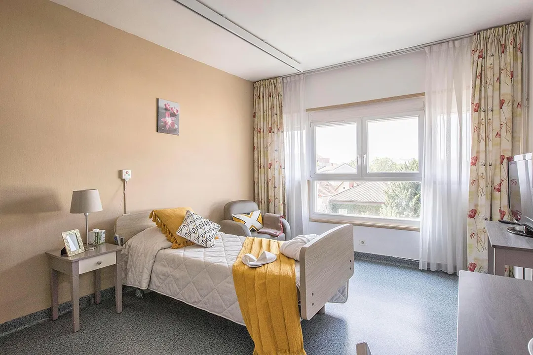Chambre lumineuse avec lit simple à la résidence villa caroline à gennevilliers