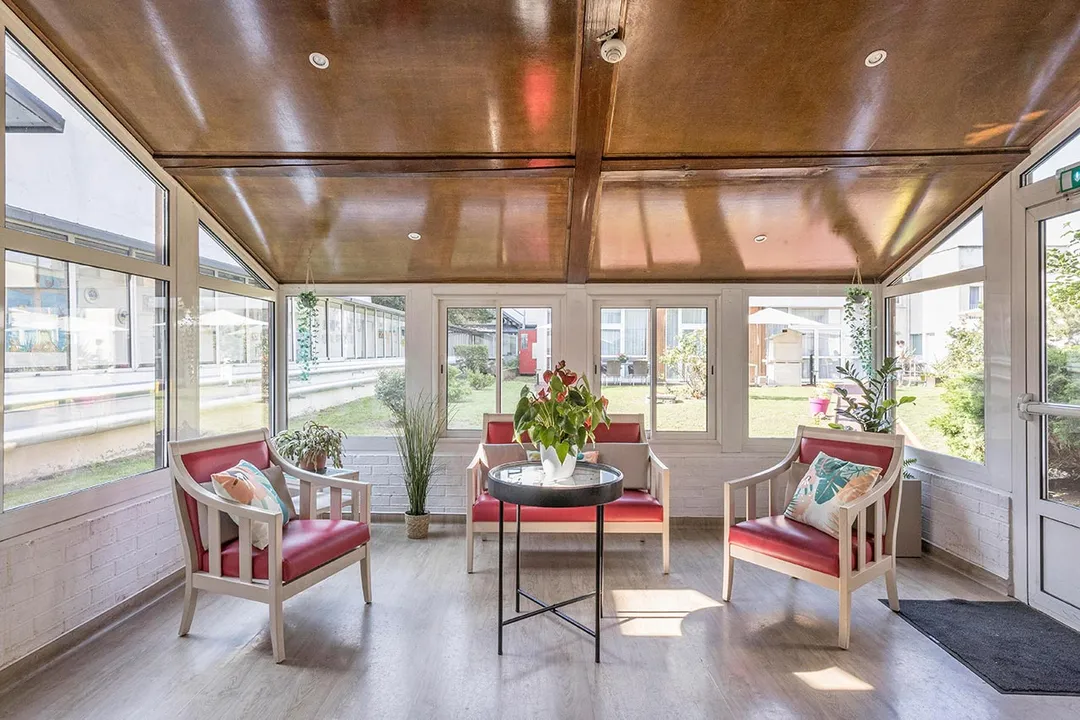 Véranda lumineuse et conviviale à la Résidence villa caroline, EHPAD à Gennevilliers