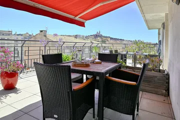 Table et chaises en résine tressée avec parasol en maisond de retraite à Marseille, Résidence Rivoli