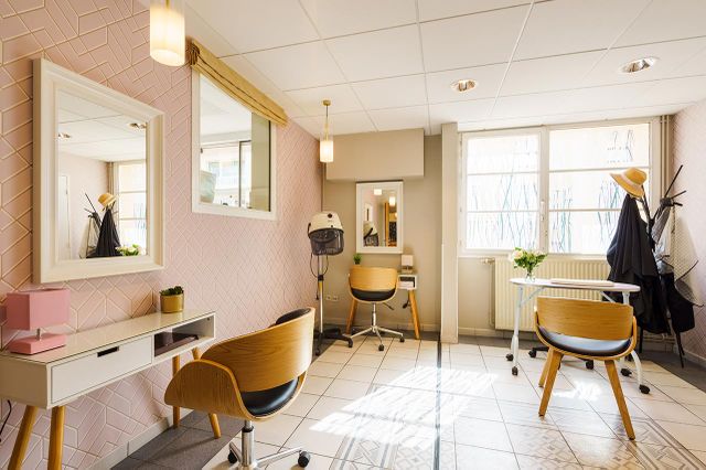 Salon de coiffure et beauté Les Jardins d'Epinay lumineuse rose poudrée girly vibe