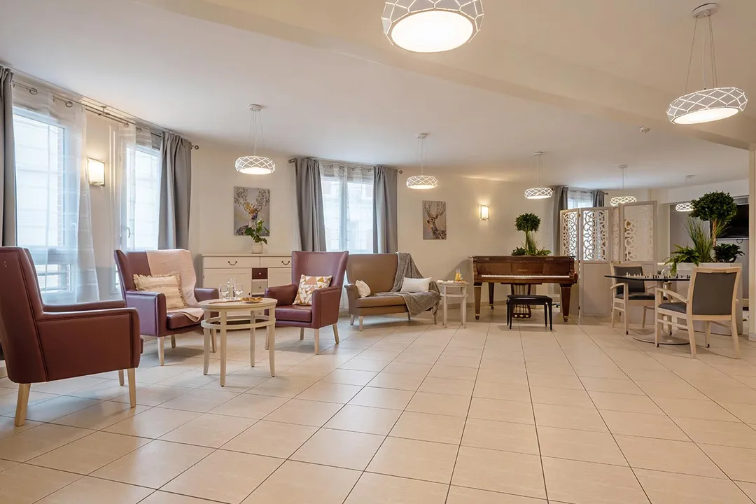 Salon spacieux et lumineux avec chaises confortables, piano, Résidence médicalisée à clichy