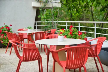 Table terrasse avec chaises rouges balcon vue sur forêt à Marseille, Résidence Marseillane