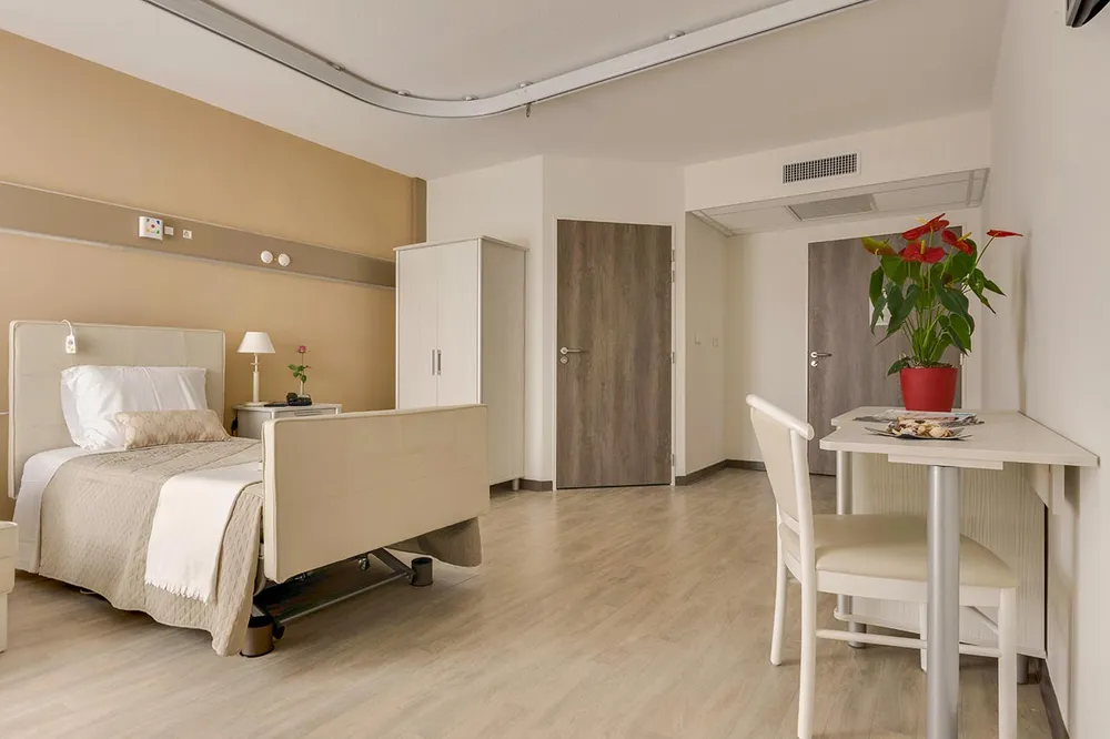 Chambre beige et blanc cocoonning en maison de retraite à Marseille, Résidence Val de Regny