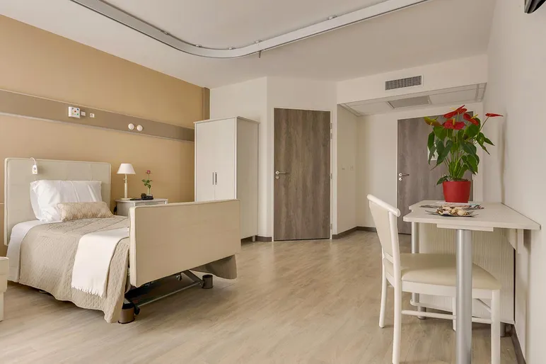 Chambre beige et blanc cocoonning en maison de retraite à Marseille, Résidence Val de Regny