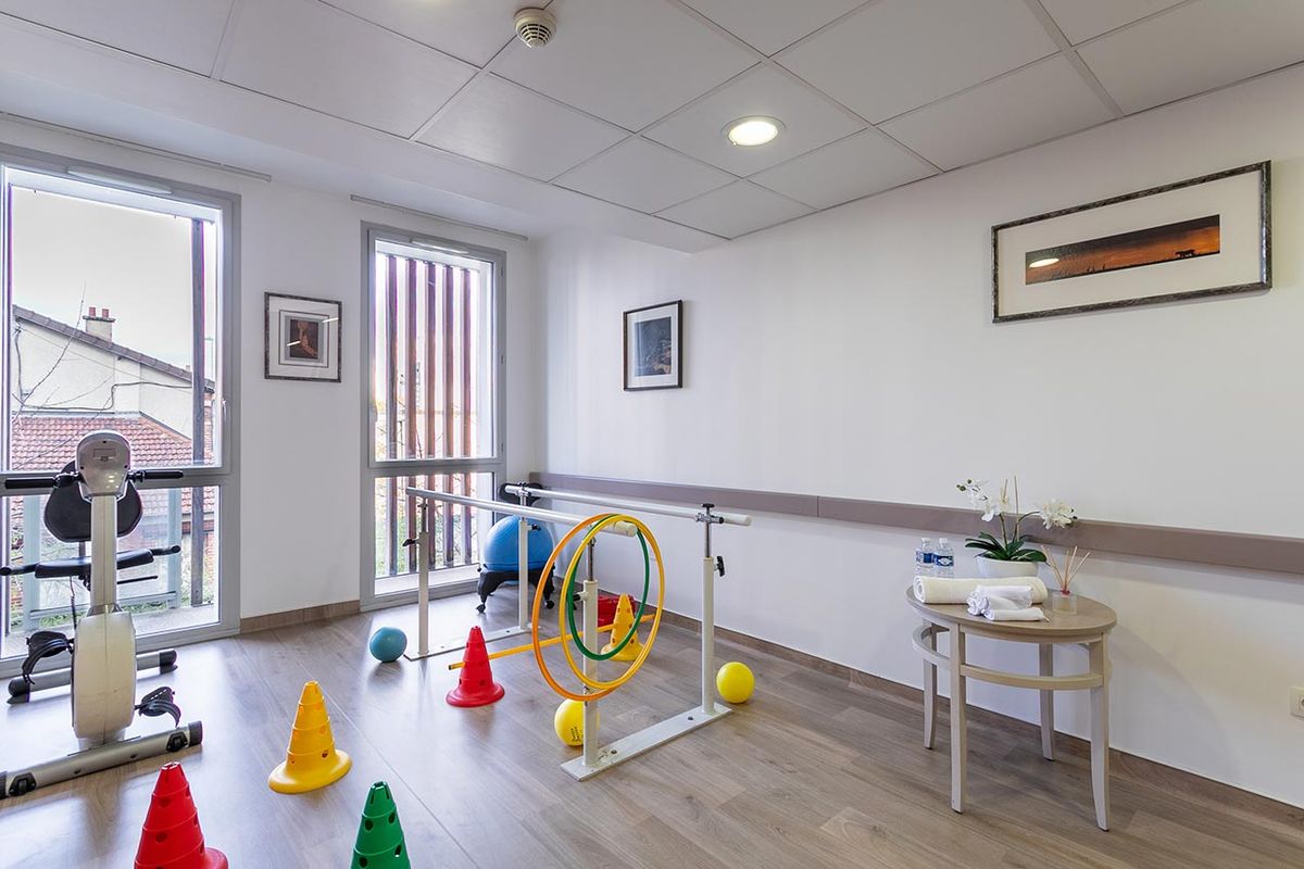 Salle de rééducation lumineuse et équipée à la résidence Médicis d'Asnières