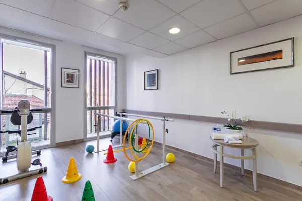 Salle de rééducation lumineuse et équipée à la résidence Médicis d'Asnières