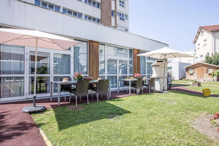 Terrasse aménagée et ensoleillée de la Résidence Villa Caroline, EHPAD à Gennevilliers