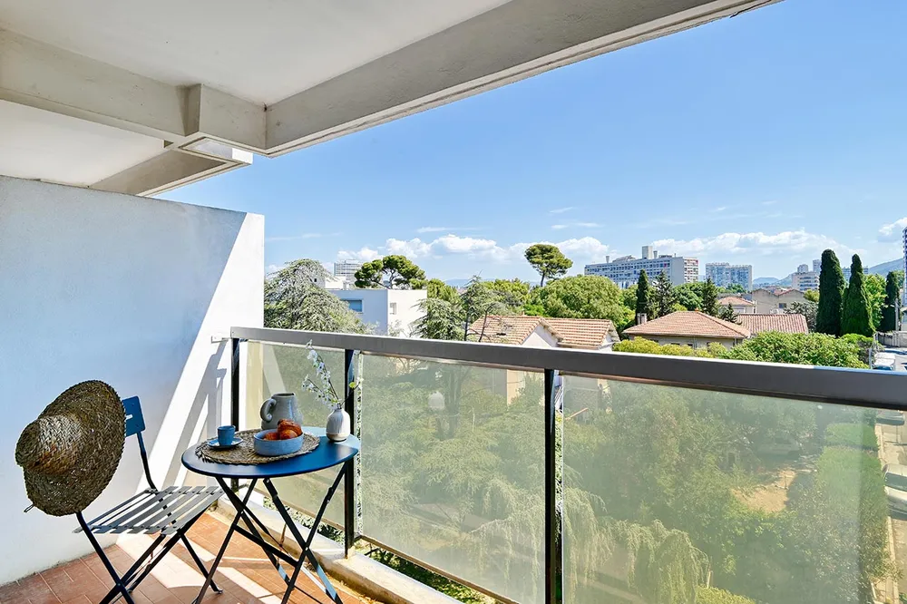 Balcon d'une chmabre de maison de retraite avec vue sur Marseille, Saint-Anne