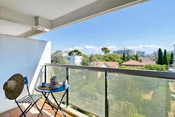 Balcon d'une chmabre de maison de retraite avec vue sur Marseille, Saint-Anne